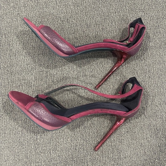 Burberry Elegant Burgundy Heels - Picture 5 of 5